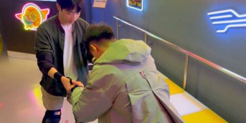 [OF] VEGAN TWINK x GorGor_Gao 看到可愛弟弟不太會滑就去教他一下